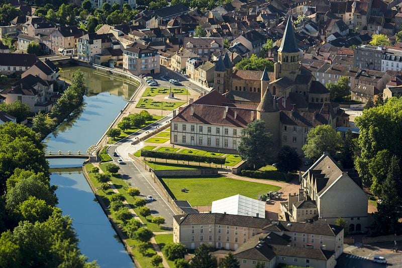 Paray-Le-Monial - Basilique du Sacré-Coeur et la rivière Bourbince - Saône-et-Loire Tourisme